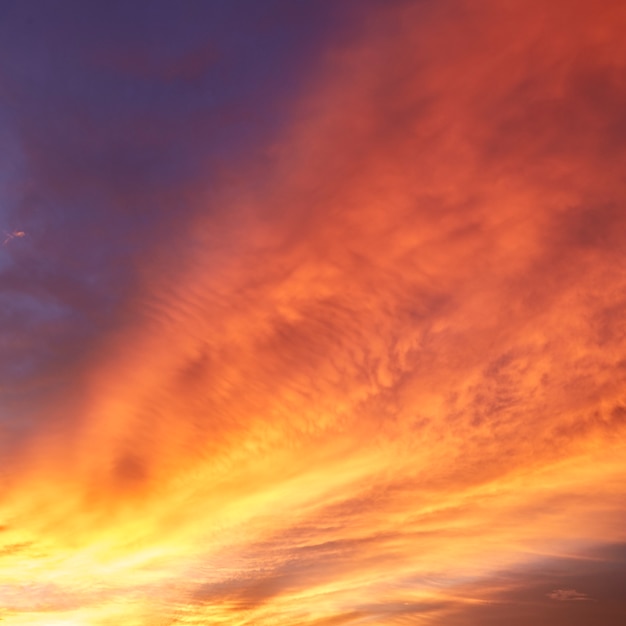 Dramatique ciel et rayons de soleil fond