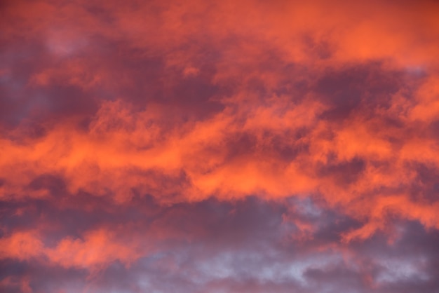 Dramatique coucher de soleil rose orange ciel rouge avec des nuages, texture de paysage horizontal doux et lumineux lever du soleil