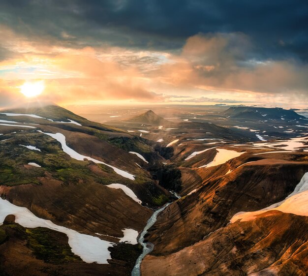 Dramatique de montagne volcanique avec ciel coucher de soleil coloré en été à Highlands d'Islande