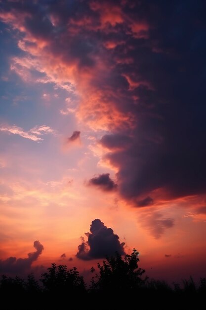 Photo un drame épique sur le ciel, un coucher de soleil captivant avec des nuages étonnants volant le spectacle généré par l'ia