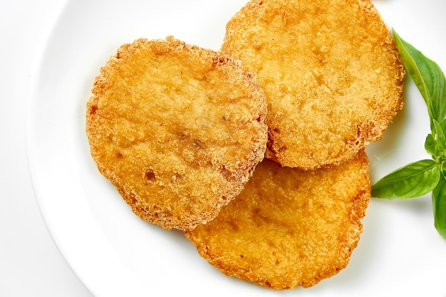 Draniki de pommes de terre dans une assiette blanche sur fond blanc Gros plan mise au point sélective