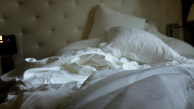 Un drap ridé sur le lit à la maison.