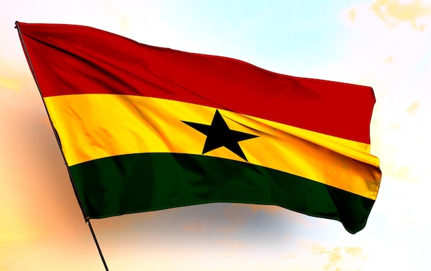 drapeau 3D du Ghana agitant et fond de nuage gris Image