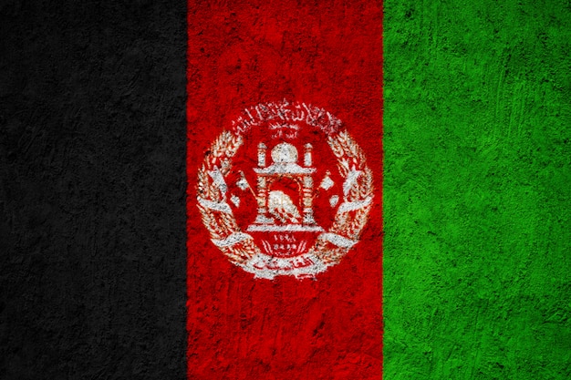 Drapeau afghan sur le mur de béton grunge