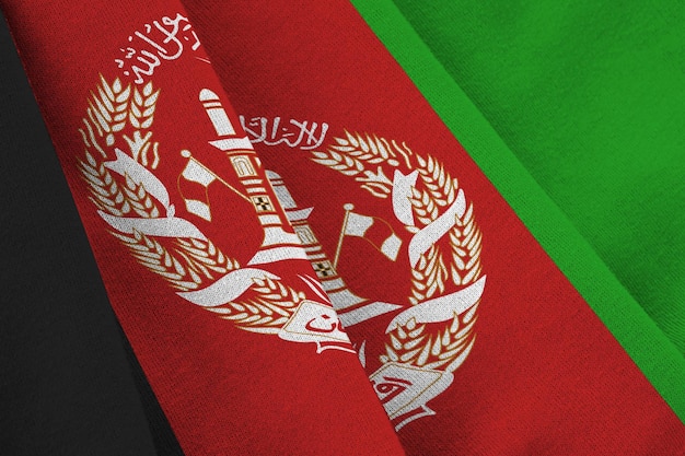 Photo drapeau de l'afghanistan avec de grands plis agitant de près sous la lumière du studio à l'intérieur les symboles officiels et les couleurs de la bannière