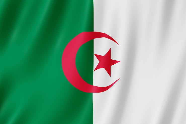 Drapeau de l'Algérie ondulant dans le vent.