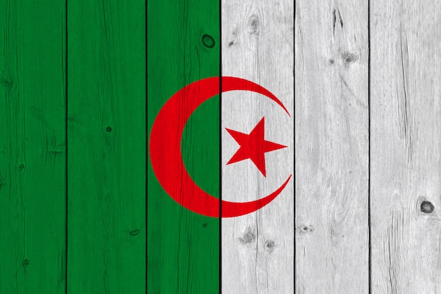 Drapeau de l'Algérie peint sur une vieille planche de bois