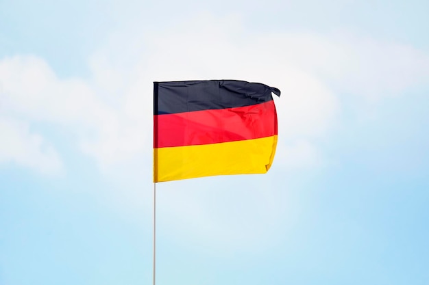 Drapeau de l'Allemagne sur ciel nuageux gros plan agitant le drapeau de l'Allemagne symboles du drapeau de l'Allemagne