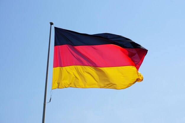 Drapeau de l'Allemagne contre un ciel clair