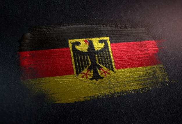 Drapeau Allemagne fait de peinture brosse métallique sur mur sombre grunge