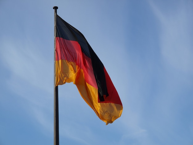 Drapeau allemand sur ciel bleu