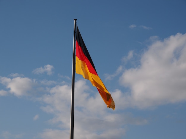 Drapeau allemand sur ciel bleu