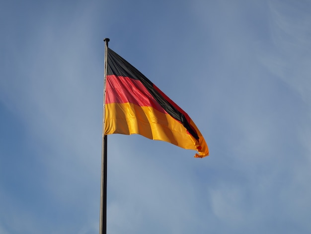 Drapeau allemand sur ciel bleu