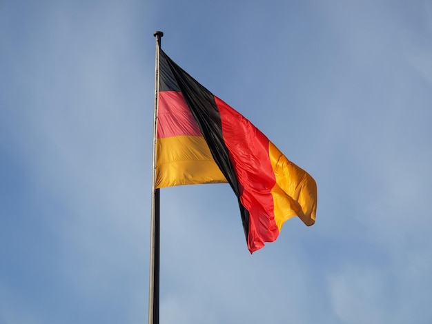 Drapeau allemand sur ciel bleu