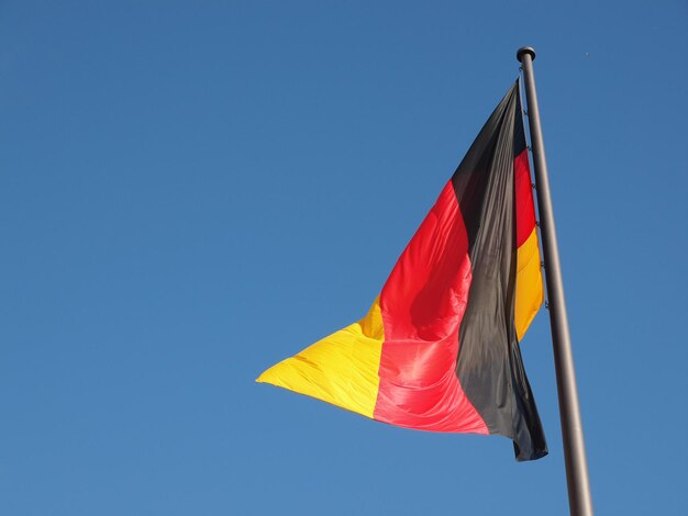 Drapeau allemand sur ciel bleu