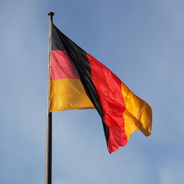 Drapeau allemand sur ciel bleu