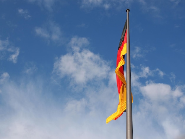 Drapeau allemand sur ciel bleu