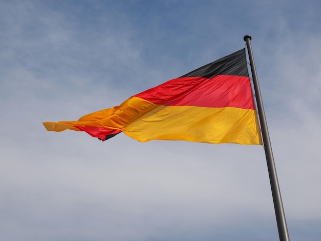 Drapeau allemand sur ciel bleu