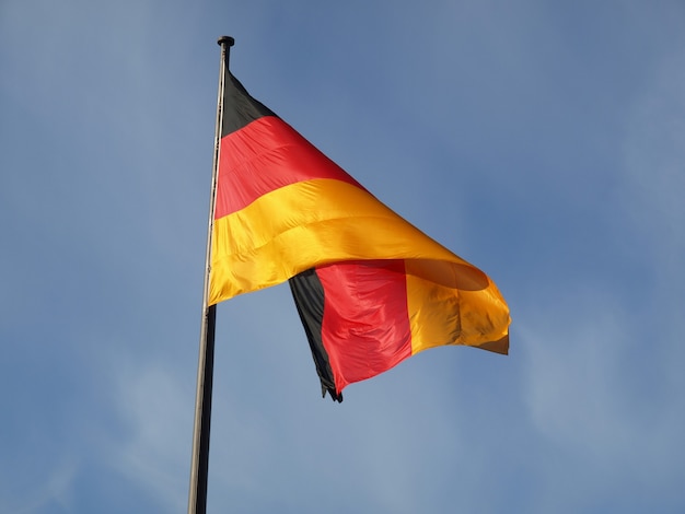 Drapeau allemand sur ciel bleu