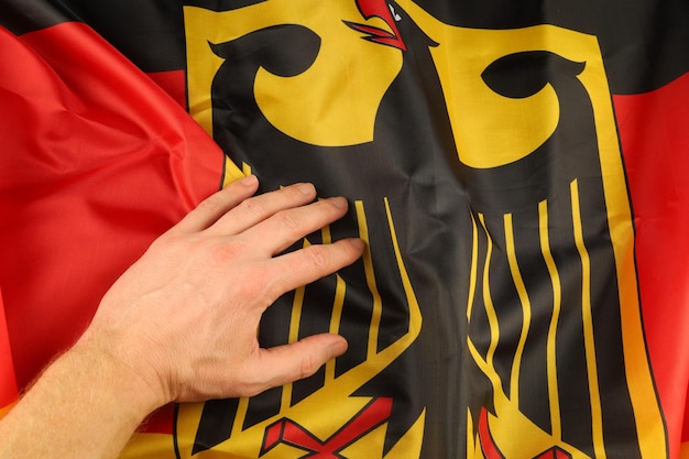 Photo drapeau allemand en soie et à la main