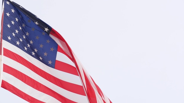 Drapeau américain agitant dans le vent usa symbole national vagues dans la brise sur le mât