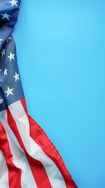Photo le drapeau américain agitant gracieusement sur un fond bleu solide