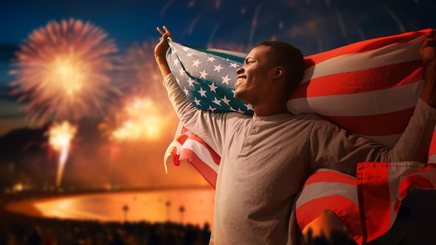 Photo le drapeau américain avec la composition de feux d'artifice