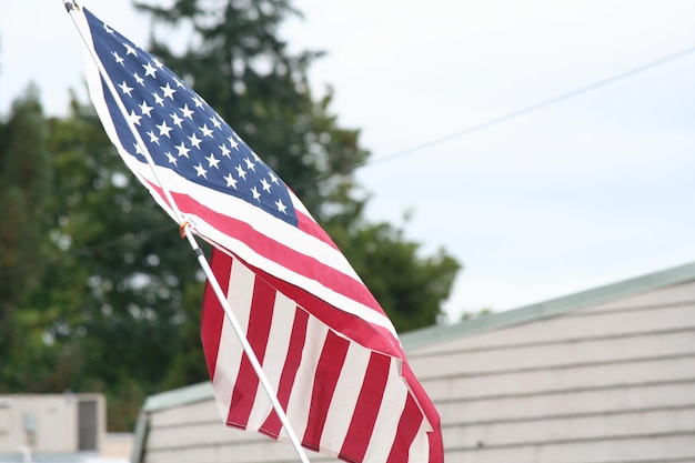 Drapeau américain contre le ciel lors de la parade du 4 juillet