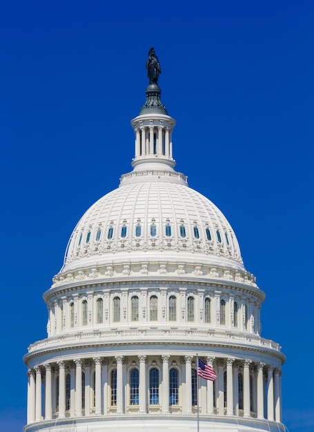 Drapeau américain contre une structure construite et un ciel bleu