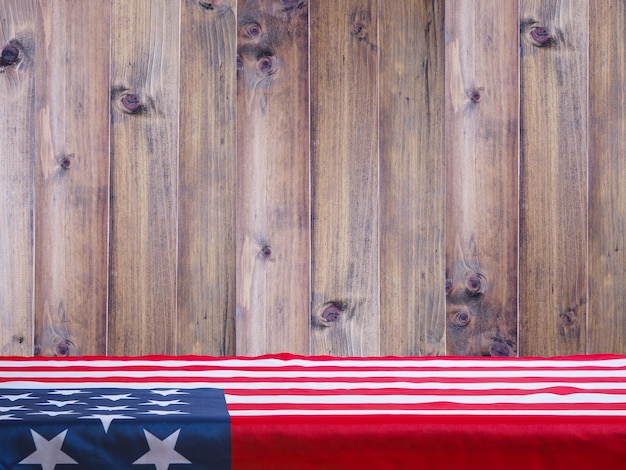 Photo drapeau américain sur le dessus de la table sur un mur vintage en bois