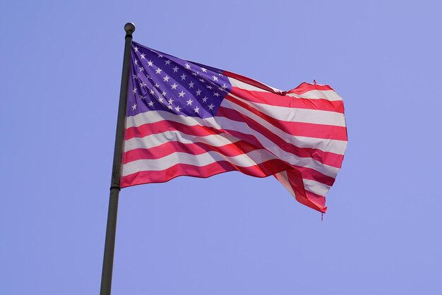 Drapeau américain Drapeau des États nationaux sur le tapis de vent nous avec un ciel bleu