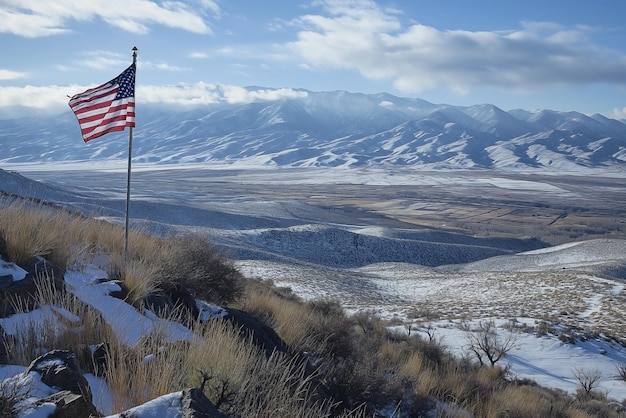 Un drapeau américain flotte dans les collines surplombant les montagnes et la neige beau drapeau Américain