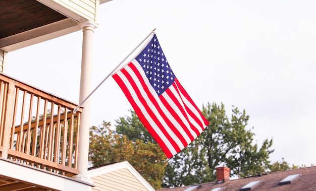 Le drapeau américain flotte fièrement symbolisant l'unité, la liberté et la démocratie, incarnant l'histoire de la nation di
