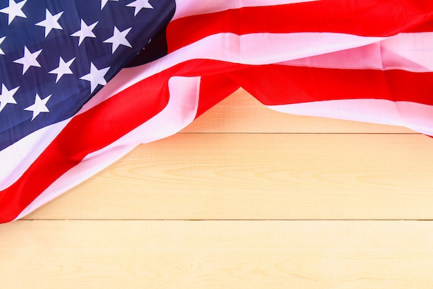 Drapeau américain sur fond de bois blanchi à la chaux pour les vacances des États-Unis.