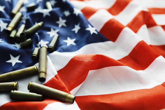 Drapeau américain sur fond gris Contexte militaire avec des balles USA et EU collective west