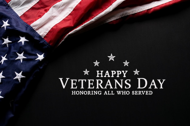 Drapeau américain sur fond noir avec texte Happy Veterans Day.