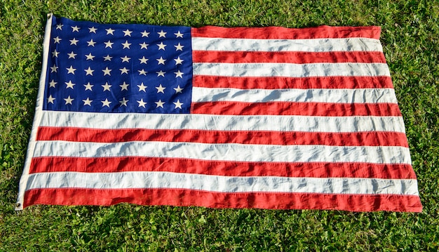 Drapeau américain sur l'herbe verte