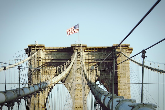Photo le drapeau américain sur le pont de brooklyn