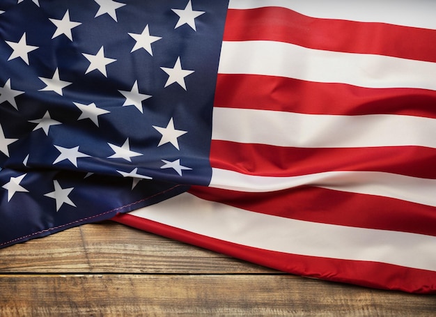 drapeau américain posé sur une table en bois avec un espace de copie