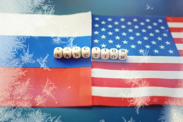 Drapeau américain et russe Sanctions américaines contre la Russie Aggravation et gel des relations diplomatiques Guerre froide