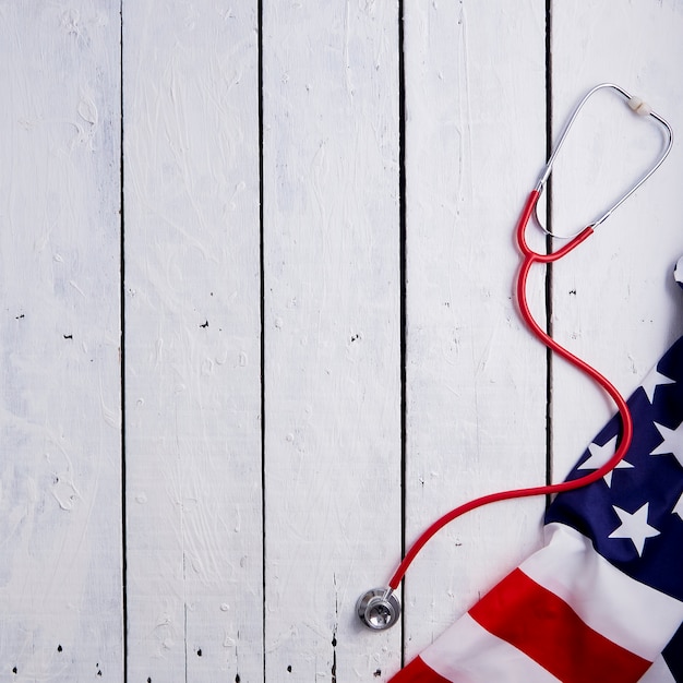 Drapeau américain avec stéthoscope sur table