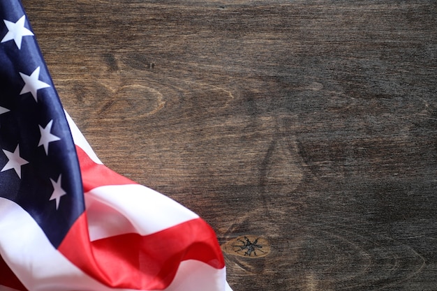 Drapeau américain sur une table de texture en bois