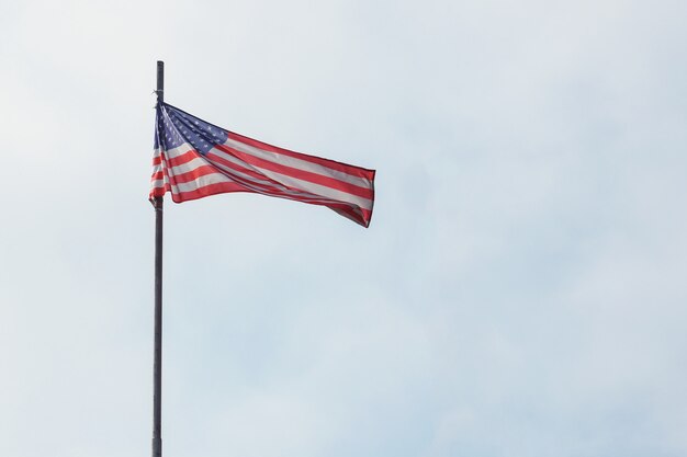 Drapeau américain vole sur le ciel bleu.