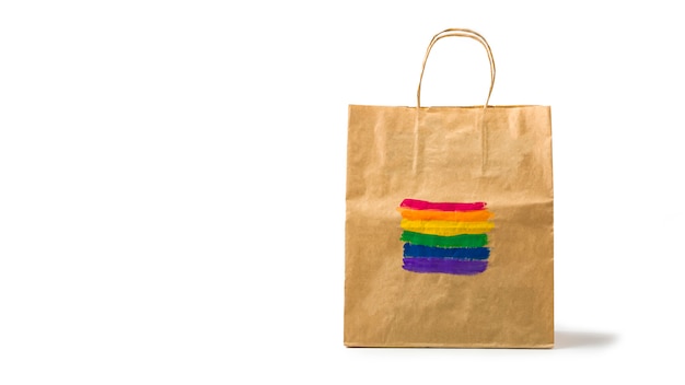 Drapeau arc-en-ciel LGBT peint sur un sac-cadeau en papier