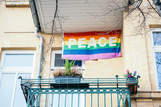 Drapeau arc-en-ciel de paix sur le balcon Paix de texte de mouvement de symbole de LGBT