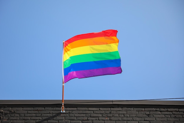Photo le drapeau arc-en-ciel vibrant de la fierté gaie s'entrelace avec le symbolisme du 19 juin célébrant l'égalité de la liberté