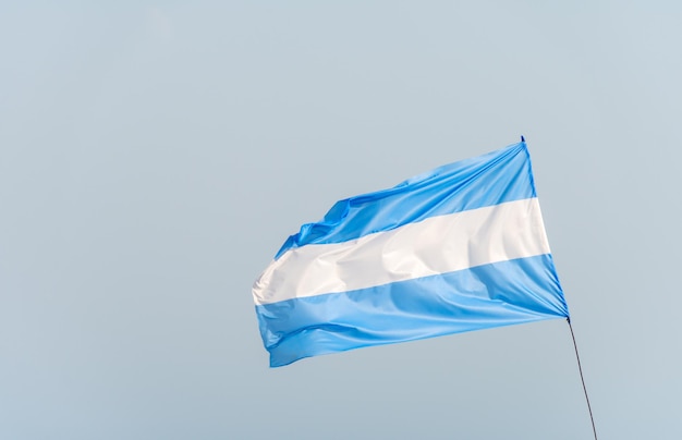 Drapeau argentin agitant avec le ciel en arrière-plan