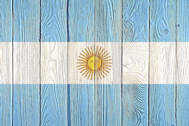 Drapeau de l'Argentine peint sur fond de planche de bois ancien Texture de planche de bois nouée à la lumière naturelle brossée Drapeau de fond de texture en bois de l'Argentine