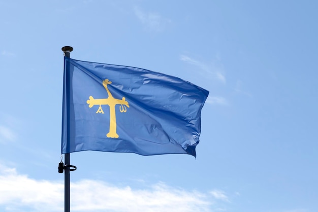 Drapeau des Asturies agitant