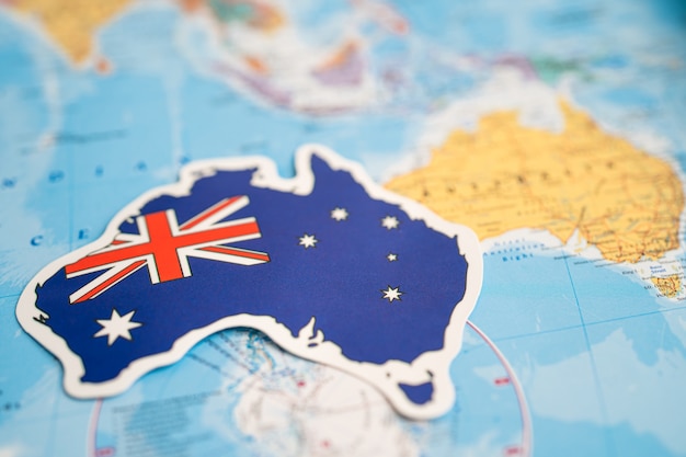 Drapeau de l'Australie sur fond de carte du monde Drapeau sur fond de carte du monde